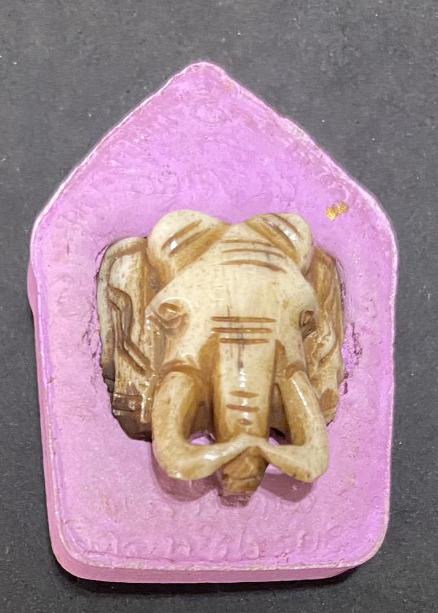 พระเครื่องขุนแผนผงพลายกุมารหลวงปู่ทิม รูปที่ 2