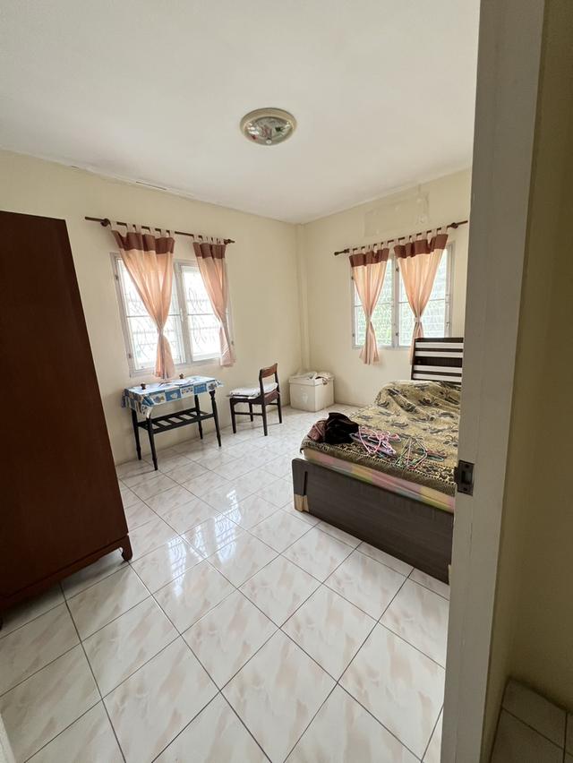 บ้านทาวน์โฮมหลังริม 2 ชั้น หมู่บ้านลดาสิริ บ้านกล้วยไทรน้อย 8