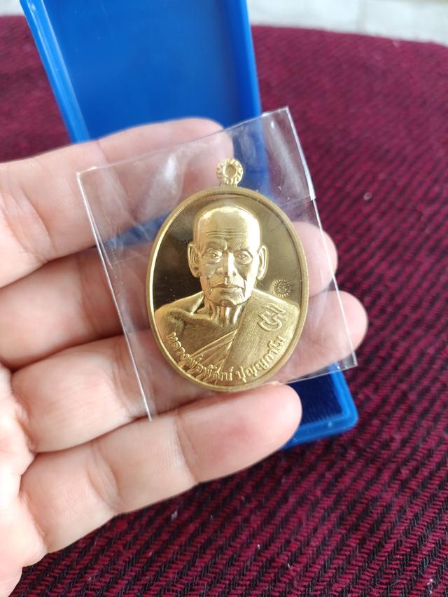 หลวงพ่อพัฒน์ วัดห้วยด้วน จ.นครสวรรค์ รุ่นซื้อที่ดินปี ๒๕๖๔ ตอกโค้ด เนื้อทองฝาบาตร 2