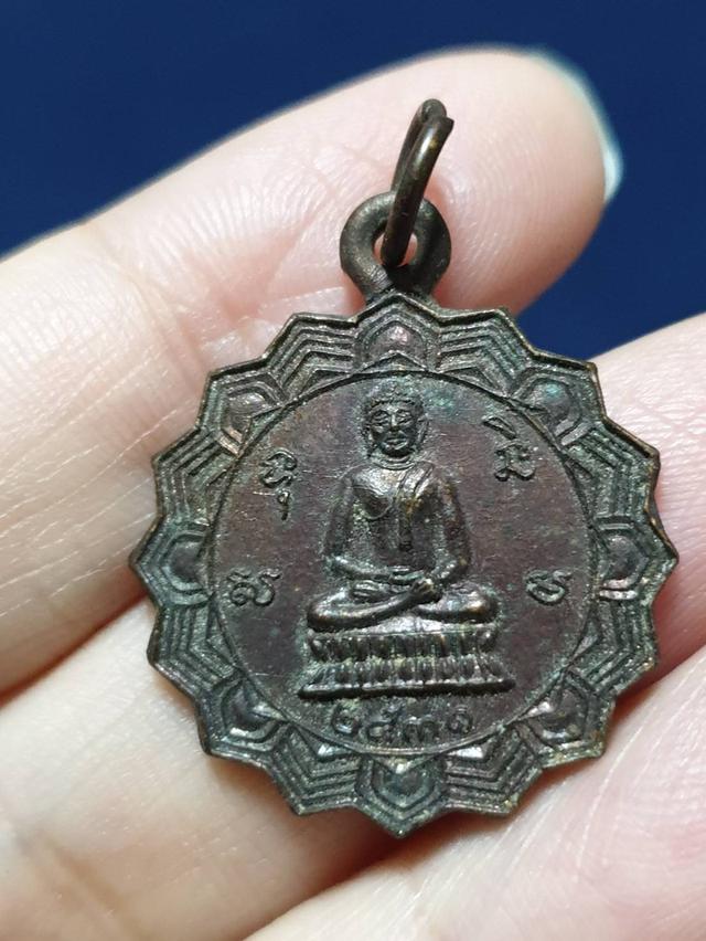เหรียญกงจักรพระพุทธ หลังรอยพระพุทธบาทคู่ วัดสระมรกต ปี พ.ศ. 2531
