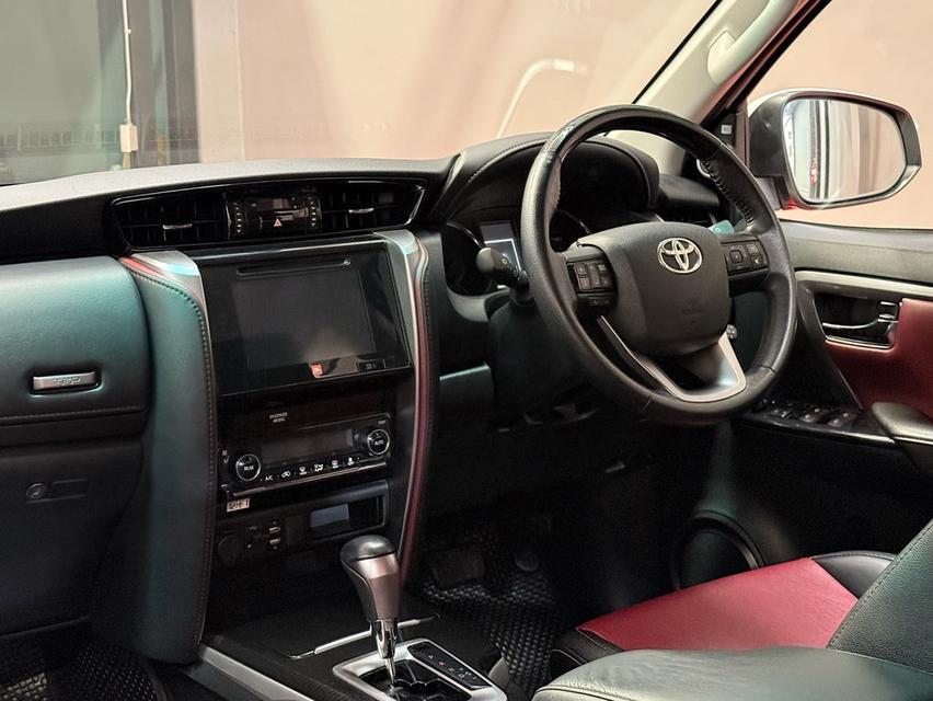 2019 TOYOTA FORTUNER TRD รถมือเดียวออกป้ายแดง รถวิ่งน้อย ประวัติศูนย์ครบ ไม่เคยมีอุบัติเหตุครับ 12