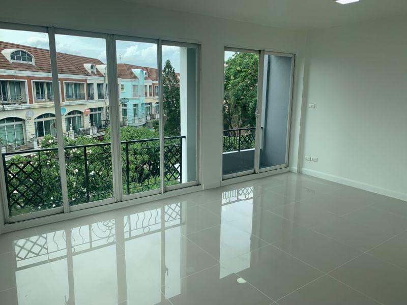 ขาย:บ้านทาวน์เฮ้าส์ หน้ากว้าง 6.5 เมตร ,สูง 3 ชั้น หมู่บ้านนีโอ คลาสสิค โฮม (Neo Classic Home ) ถนนรามอินทรา 9