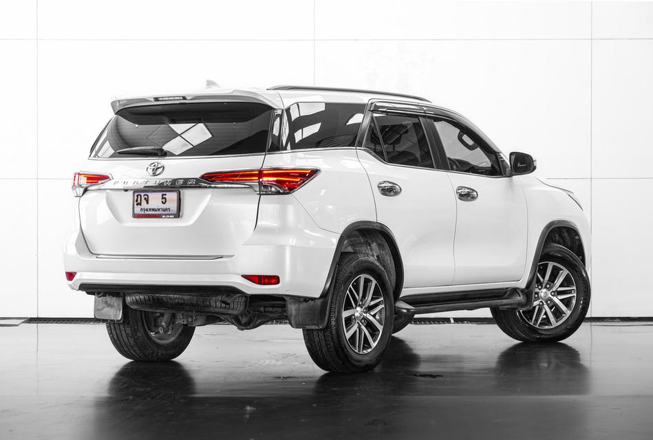 2015 TOYOTA FORTUNER 2.7 V 2WD SUV สีขาว เครื่องยนต์เบนซิน เลขไมล์ 102204 กม.
