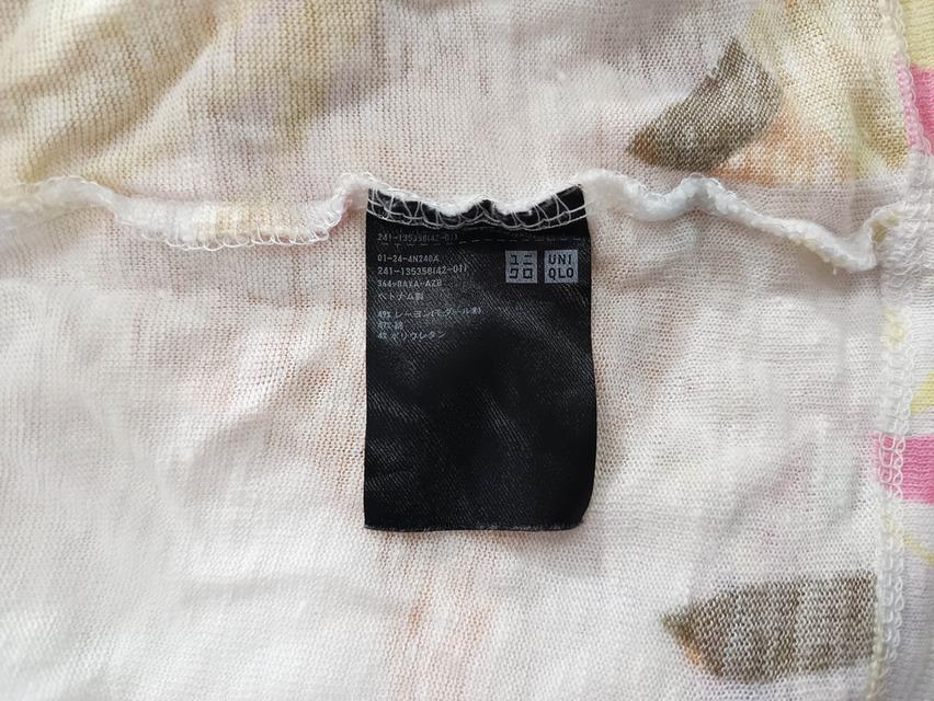 USED Uniqlo - White Leaves Crop T-Shirt | เสื้อครอปสีขาว สีชมพู เสื้อยืด ลายดอก โอเวอร์ไซส์ แขนสั้น คอกลม แท้ มือสอง