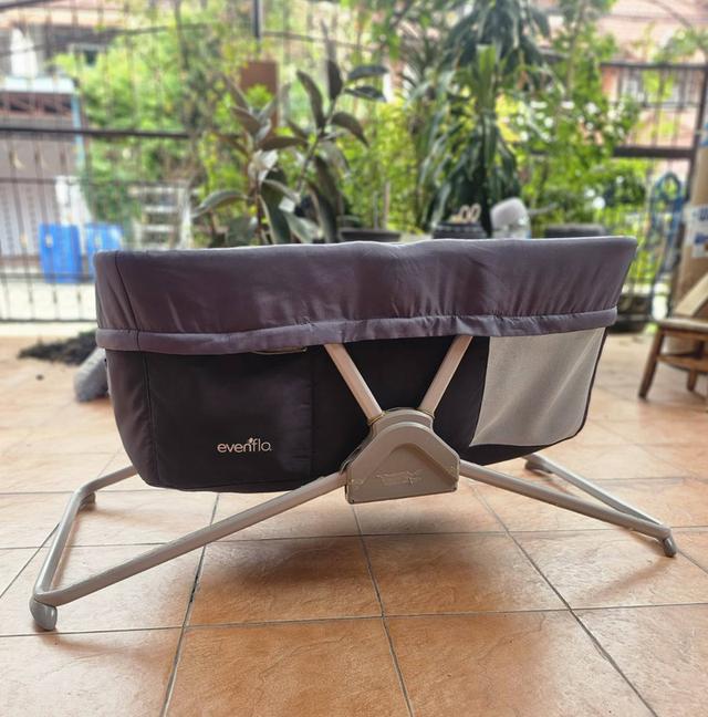 เปลเด็ก Evenflo เตียงเด็กพับเล็ก รุ่น Villi สำหรับเด็กแรกเกิด - 15 เดือน มือสอง สภาพดี