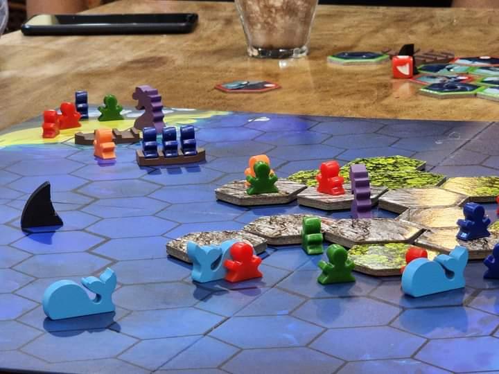 Survive (The island) Board game 3