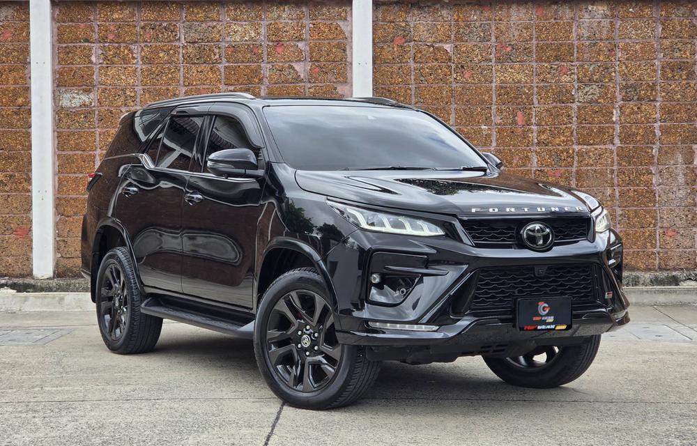 Toyota Fortuner 2.8 GR SPORT 4WD ปี 2023 มือเดียวป้ายแดง ออกศูนย์ Buzz ไมล์เพียง 45,000 km วารันตีศูนย์ถึงปี 2028