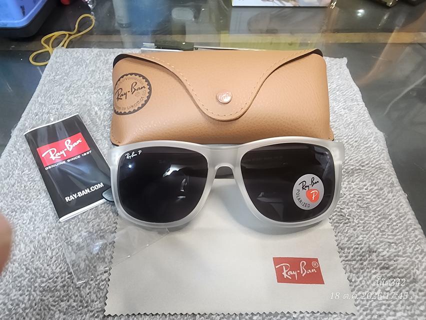 RayBan แท้สภาพใหม่ มีแว่น มีbook มีผ้าเช็ดแว่น กับซองใส่แว่น รับประกันของแท้ทุกอัน ดู2รูปสุดท้ายได้ครับเป็นเครื่องการันตี