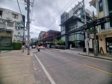 ขาย อาคารพาณิชย์ 3 คูหาติดกัน ทำเลทอง ซอย สุขุมวิท 22 เหมาะทำร้านอาหาร/คาเฟ่ /บาร์/ Office /Hostel 095-1642956 ZXC 5