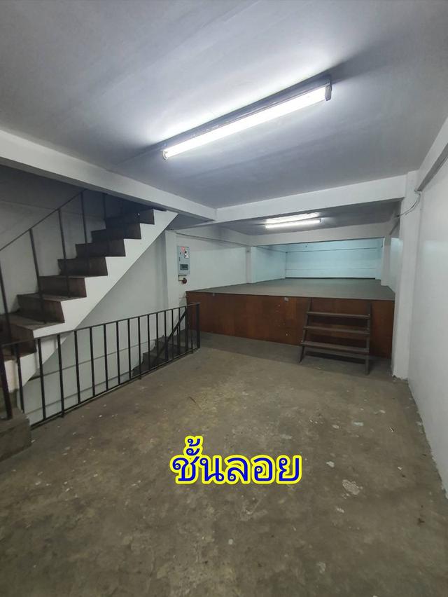 ขายถูกอาคารพาณิชย์ 3.75 ชั้น ซอยเอกชัย 35 แขวงบางขุนเทียน เขตจอมทอง เนื้อที่ดิน 29 ตรว. 3 นอน 2 น้ำ ขายตามสภาพ ติดถนนใหญ่ แหล่งชุมชน มีรถเมล์วิงผ่า 4