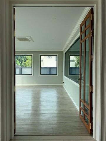 ขายบ้านเดี่ยว 2 ชั้น ปลูกสร้างเอง แปลงที่ดินใหญ่ 1 ไร่ พื้นที่ใช้สอยสำหรับครอบครัวขนาดใหญ่ พร้อมบิ้วอินทั้งหลัง > ซอยเเสนหวี 5 ใกล้สถานีรถไฟฟ้ารถไฟฟ้า 14