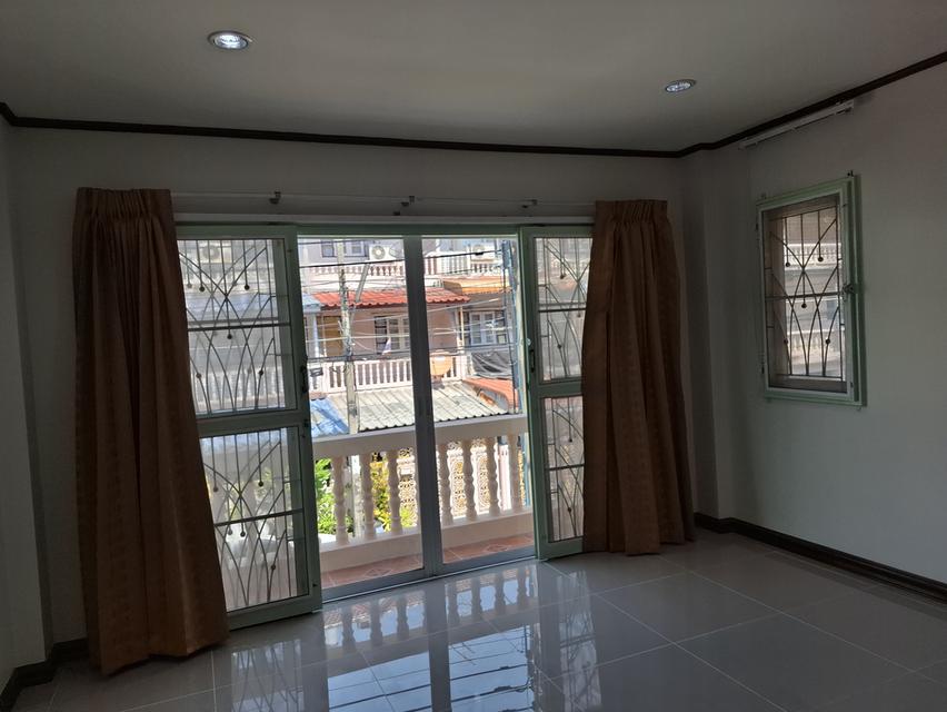 ทาวน์เฮ้าส์ 3 ชัั้น 2 หลังทะลุถึงกัน อยู่ในหมู่บ้านสินทวีสวนธน 1 17