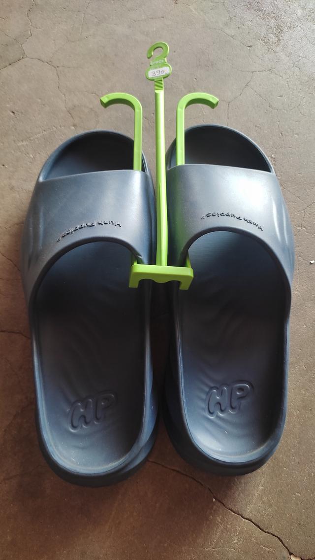 รองเท้าแตะมือสองสภาพใหม่