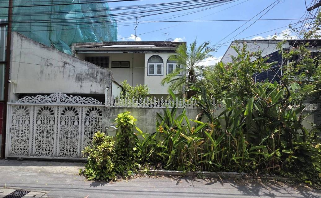 ขายบ้านเอกมัย 22 ซอยเยาวราช สุขุมวิท ที่ดิน 42 ตร.ว สภาพแวดล้อมน่าอยู่ ถนนกว้าง เข้าออกได้ทั้งเอกมัย ปรีดีพนมยงค์ ใกล้ BTSทองหล่อ Sukhumvit Ekkamai 2