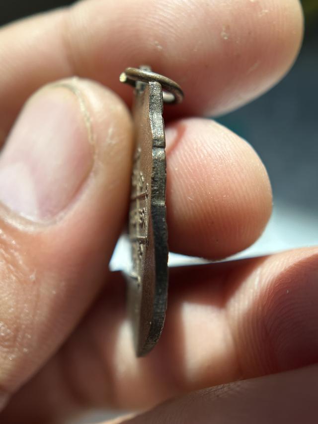 เหรียญในภาพคือเหรียญหลวงพ่อแช่ม วัดฉลอง (วัดไชยธาราราม)