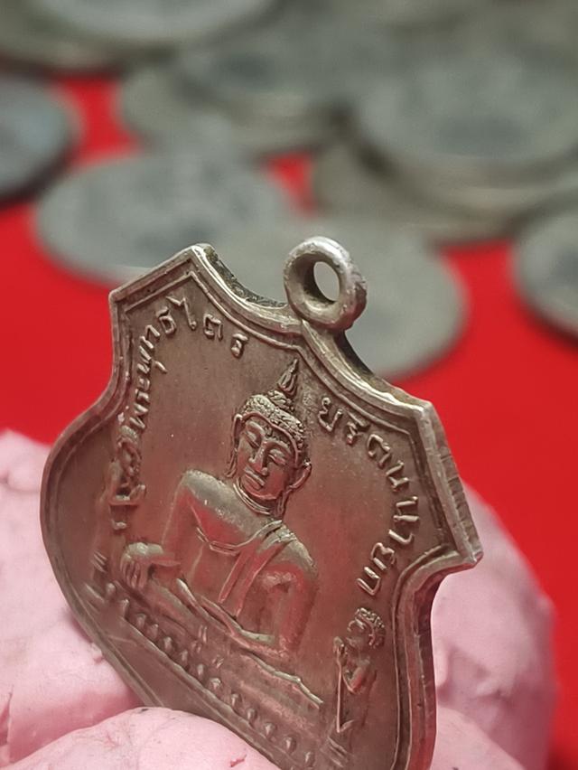 เหรียญหลวงพ่อโต วัดพนัญเชิง ปี 2517 (เนื้อเงิน)เหรียญอาร์มใหญ่เหรียญเนื้อเงินจัดสร้างจำนวนไม่มาก จึงเป็นที่นิยมและแสวงหาในหมู่ผู้สะสมพระเครื่อง รูปที่ 9