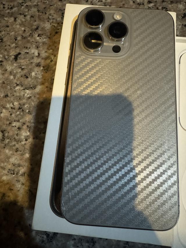 ขายๆๆๆถูกๆๆไอโฟน15ProMaxสีใหม่Natural Titanuim 512กิ๊กมีกล่องอีมี่ตรงสูนTrueสภาพสวยๆใช้งานปกติหมดทุกๆฟังชั่นเครื่องรีสโตได้ตลอดไม่มีติดไอคราว  สภาพ: 8