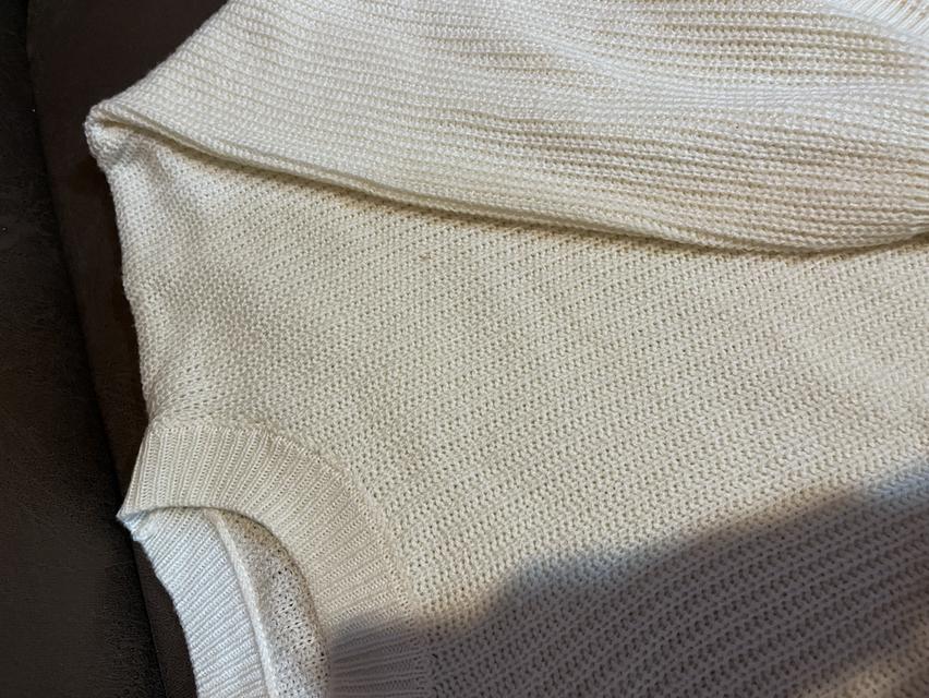 เสื้อแขนยาวไหมพรม สีขาว