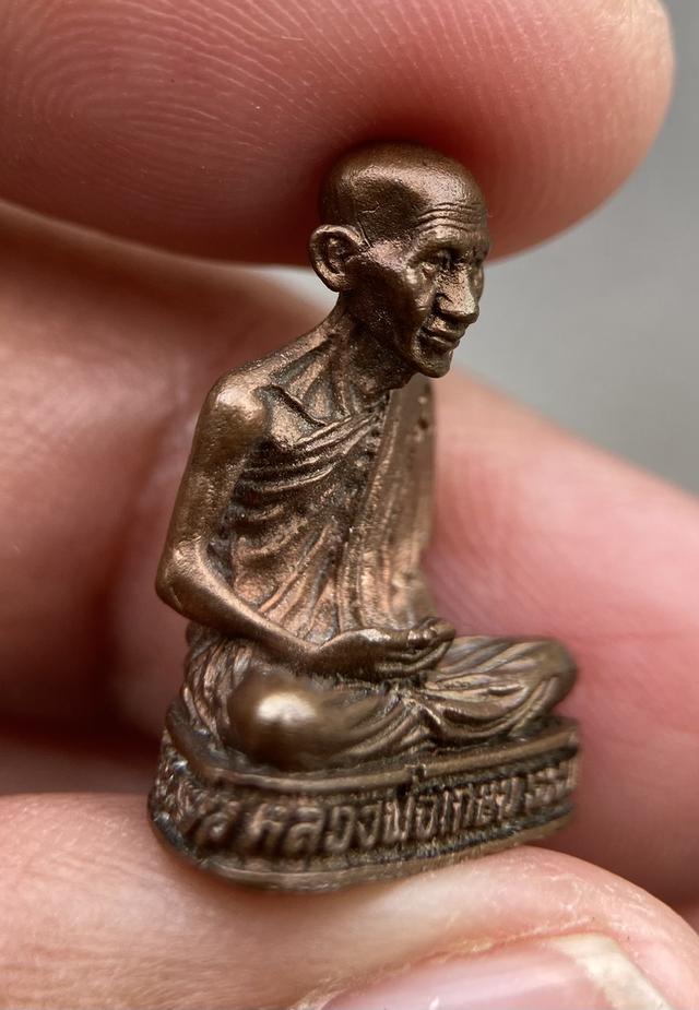  พระรูปหล่อเหมือนลอยองค์ หลวงพ่อเกษม เขมโก ปี 2532  6