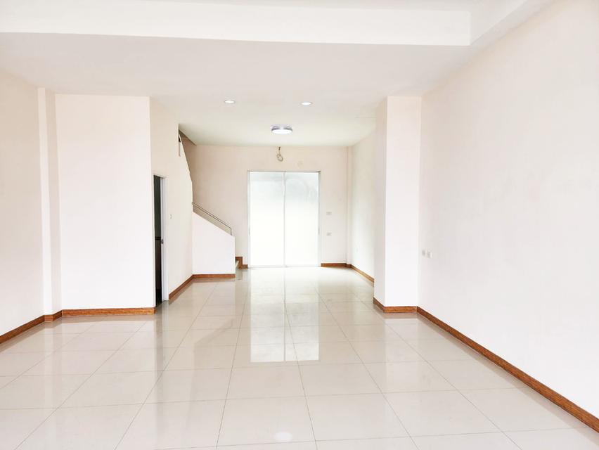 ให้เช่า อาคารพาณิชย์ 3 ชั้น ทำเลติดถนน ใกล้ตลาดลาดสวาย ลำลูกกา คลอง 4 ปทุมธานี หน้ากว้าง จอดรถสะดวก มีประตูกระจก พร้อมทำธุรกิจและพักอาศัย shophouse 4