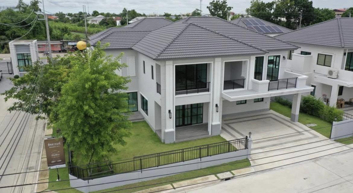 🏡 ขายบ้านใหม่สุดหรู ลัดดารมย์ พุทธมณฑลสาย 3 (Q House) ขนาดที่ดิน: 107.7 ตร.ว. • พื้นที่ใช้สอย: 354 ตร.ม. • 4 ห้องนอน | 5 ห้องน้ำ 2