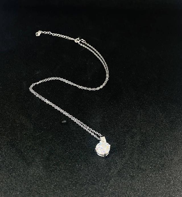 เลือกสร้อยเพชรและจี้เพชร แบบไหนให้ดูดีเข้ากับบุคลิกราคาสบายกระเป๋า พร้อมใบรับรอง -ปุอามี่ Diamond Lap Rama2 (083-2469526)