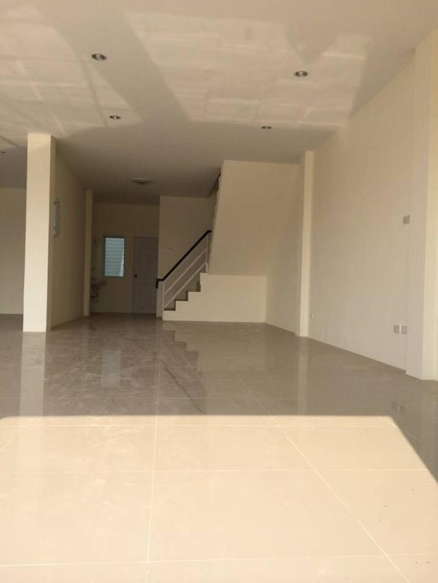 ขายอาคารพาณิชย์สามชั้น 2 คูหา  ห้องหัวมุม แยกหนองตาโพน อ.เมือง จ.อุบล 86 ตรว. ตึกใหม่ไม่เคยเข้าอยู่ ขายราคา 10.9  ล้านบาท รวมค่าโอนแล้ว 8