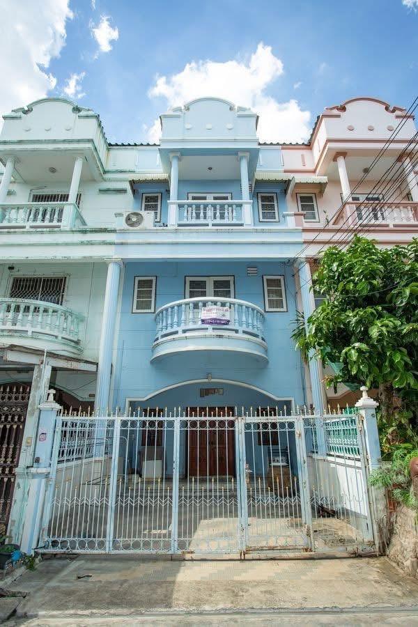 ขายด่วน!! ทาวน์เฮ้า 3 ชั้น ซอยสาธุประดิษฐ์ 49 ทำเลเด่น! สภาพดี โครงสร้างดีมาก! เดินทางสะดวก ใกล้ถนนพระราม 3! ราคาคุ้มค่า! . รายละเอียด  ✅ อาคารพาณิชย์ 1