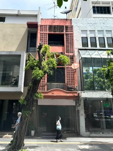 ให้เช่าอาคารพาณิชย์ 3 ชั้น 1 คูหา ติดหน้าถนนเมน สุขุมวิท ใกล้ Emquatier 500 เมตร ใกล้ BTS พร้อมพงษ์ ทำเลดีมาก แหล่งอาศัย 1