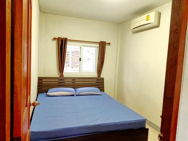 รร.บ้านหนองบัวโนนเมือง 2.4 กม. ให้เช่าบ้านเดี่ยวชั้นเดียว เมืองชุมแพ บรรยากาศธรรมชาติ 1 นอน 1 น้ำ พร้อมเฟอร์ฯ 2