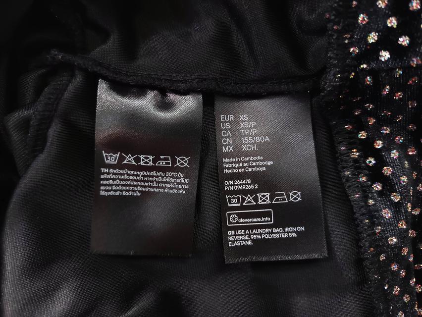 USED H&M - Glittery Black Velvet Crop Top | เสื้อครอปสีดำ เสื้อโชว์หลัง กลิตเตอร์ ลายจุด แขนสั้น คอกลม สายฝอ แท้ มือสอง