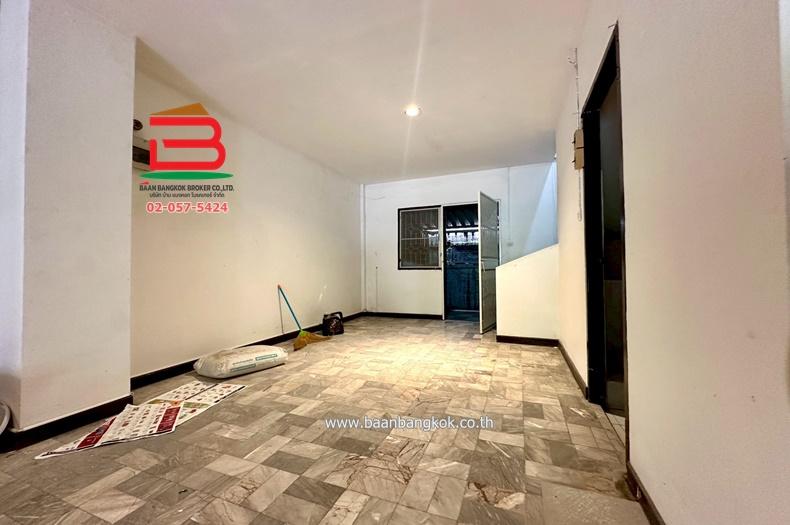   ทาวน์เฮาส์ 2 ชั้น ซอยรังสิต-นครนายก 61 เนื้อที่ 18.4 ตรว. ถนนรังสิต-นครนายก ตำบลประชาธิปัตย์ อำเภอธัญบุรี จังหวัดปทุมธานี 4