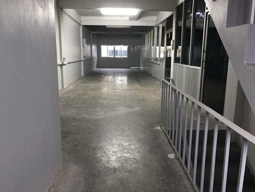 ตึกสองคูหา 3ชั้นครึ่ง หมู่บ้านพรทวี วิลล่า4 เลียบคลองทวีวัฒนา 9