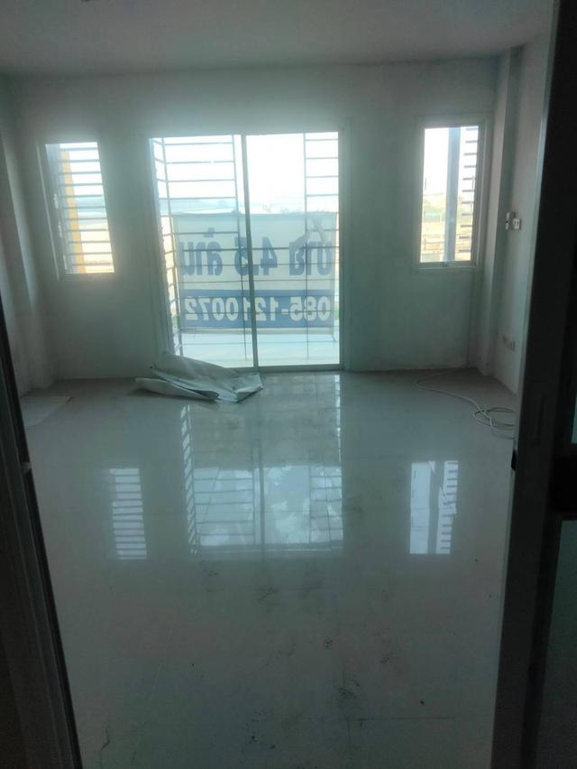 ขายอาคารพาณิชย์ ในนิคมปลวกแดง ต.ปลวกแดง จ.ระยอง 3 ชั้น 16.5 ตรว. ขายราคา 4.1 ล้านบาท สนใจติดต่อ 085-1210072 Line ID : kingrice79 12