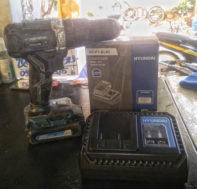 สว่านมือและแท่นชารจพร้อมแบตHYUNDAIมือสอง