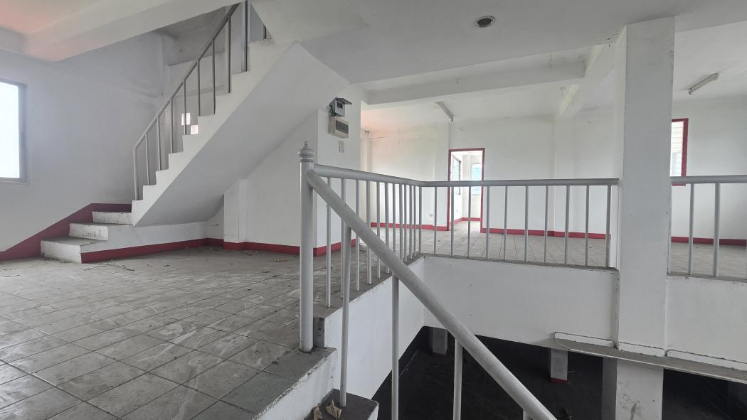 ขายถูก อาคารพาณิชย์ 4.5ชั้น 3คูหา ติดถนนร่มเกล้า 400 ตรม 50 ตรว 4