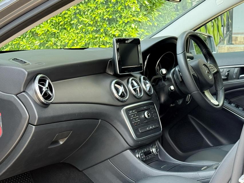 2017 BENZ GLA200 รถมือเดียวออกป้ายแดง รถวิ่งน้อย เข้าศูนย์ตามระยะ รถไม่เคยมีอุบัติเหตุครับ รูปที่ 11