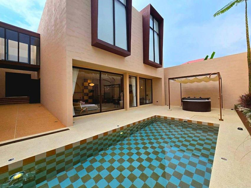 Newly built luxury pool villa for sale in the heart of Pattaya. 1