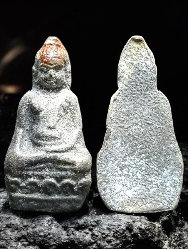 พระหูยาน พิมพ์จิ๋ว กรุ/สถานที่พบ: ค้นพบที่กรุวัดพระศรีรัตนมหาธาตุ จังหวัดลพบุรี เนื้อพระ: มักเป็นเนื้อชินเงินหรือเนื้อชินตะกั่ว รูปย่อยที่ 4