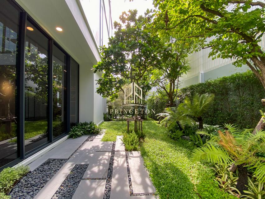 VIVE New Krungthep Kreetha Luxury 3-Storey Modern Home 20