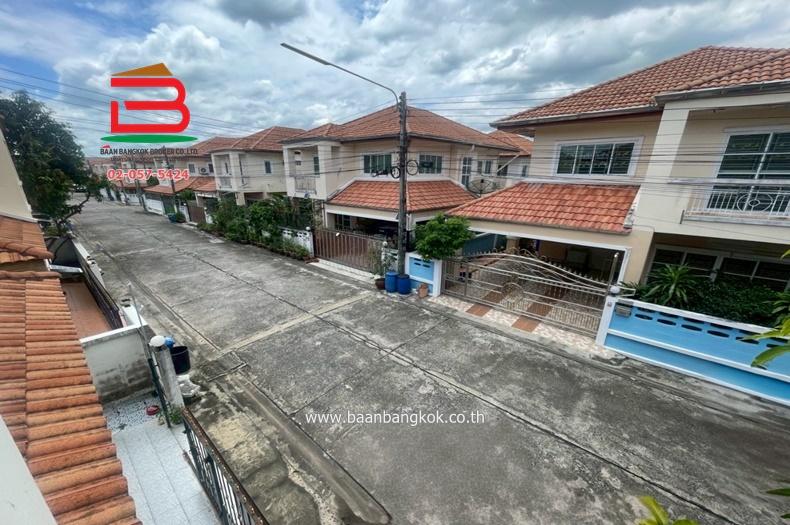 บ้านเดี่ยว หมู่บ้าน ทองสถิตย์ 8-หทัยราษฎร์ เนื้อที่ 50 ตรว. ถนนหทัยราษฎร์ ตำบลลาดสวาย อำเภอลำลูกกา จังหวัดปทุมธานี 17
