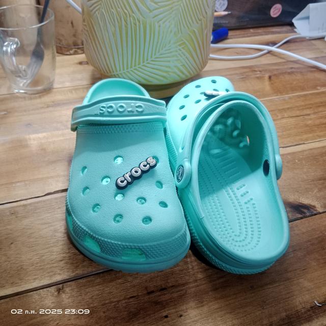 รองเท้า CROCS มือ2 แท้ 100% สีเขียวอ่อน ขนาด M6 หรือ เบอร์ 39 ยาว24-24.5ซม. สภาพเกิน80% ราคา359฿ ค่าส่ง39฿ สอบถามข้อมูลเพิ่มเติม Line : @992pqeqo 4