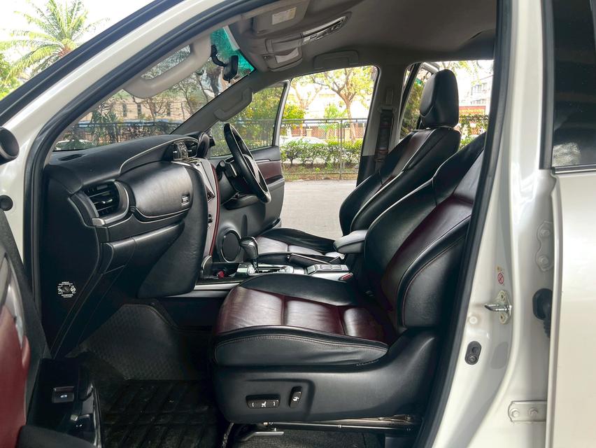 ขายรถ Toyota Fortuner 2.8 TRD ปี 2019 สีขาว เกียร์ออโต้ รูปที่ 12