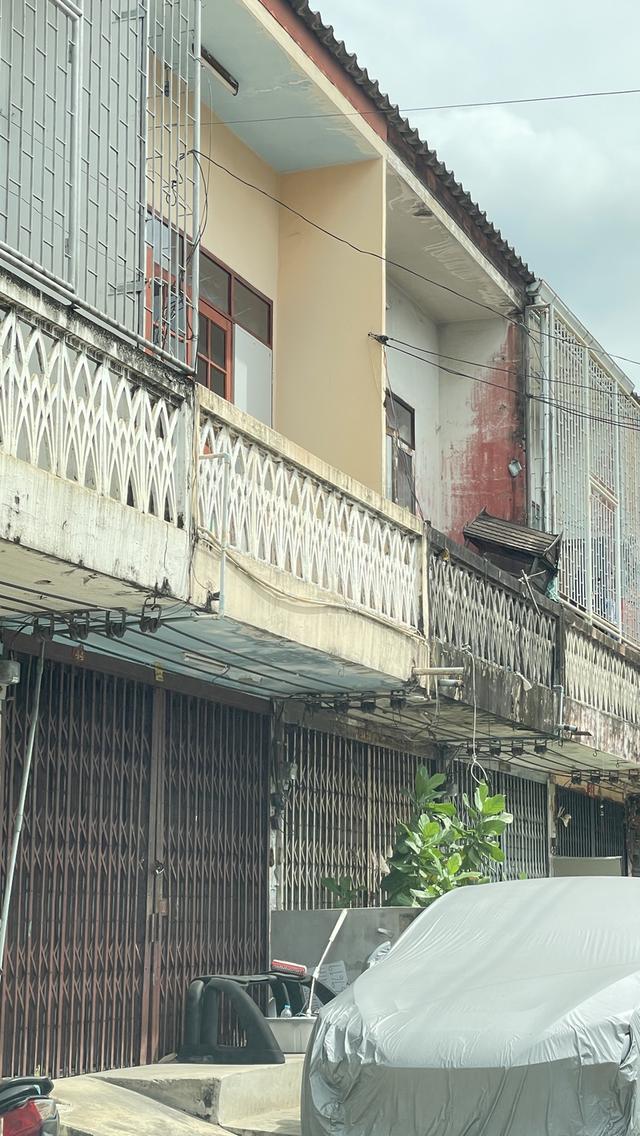 ขายบ้าน ตึกแถวอยู่ในซอย เอกชัย 40 ถ.เอกชัย เนื้อที่ 16 ตรว. ราคา 3 ล้านบาท 5