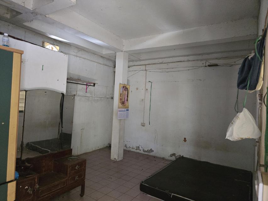 ขายทาวน์เฮ้าส์เนื้อที่ 33 ตารางวา อยู่ซอยประชาราษฎร์บำเพ็ญ 1 ถนนรัชดาภิเษก เขตดินแดง หน้าปากซอย คือ แยกพระพิฆเนศ 5