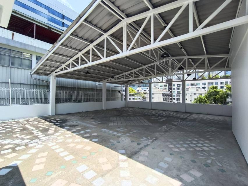 For Rent 4-fl. Office Building ( include rooftop) in Soi Convent , Silom 15