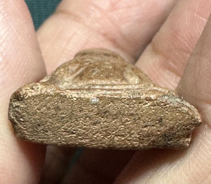 พระนางพญาพิมพ์เข่าโค้งพระผ่านการใช้ เนื้อแห้งแต่นุ่มมีธรรมชาติความเก่า รูปที่ 8