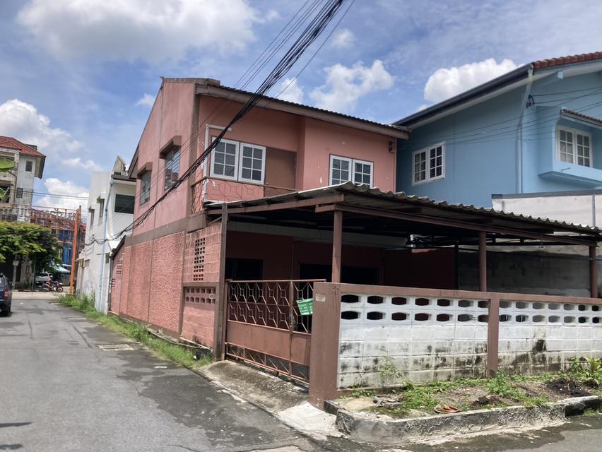 ขายด่วนบ้านเดี่ยว 2 ชั้น รามอินทรา 34แยก 13(บ้านมุม)  4 นอน 2 น้ำ ใกล้ถนนใหญ่-ทางด่วน- BTS สีชมพูและสีเทา(อนาคต)  ราคา 3.2 ล้าน  1