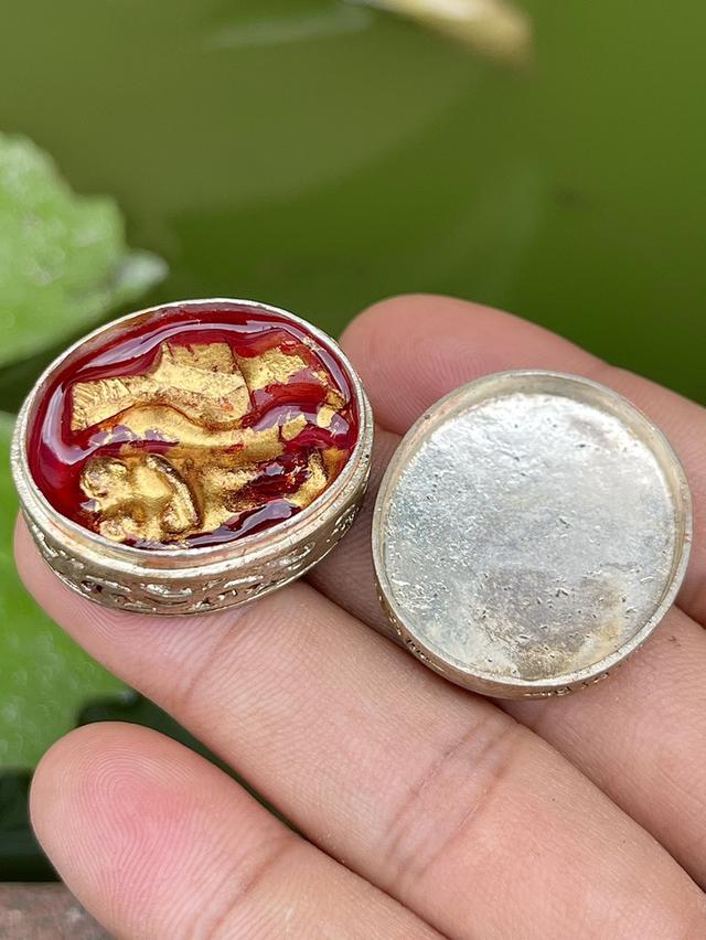 ตลับสีผึ้งม้าเสพนาง ครูบาวัง พรหมเสโน เนื้อเงิน ปี2510 ข้างในมีรกยม และนกสาริกา ปิดทอง รูปที่ 10