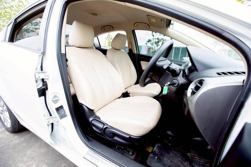 Mazda2 1.5 Groove Sedan ปี 2011 สีขาว เกียร์ออโต้ 12